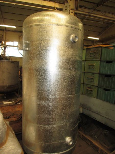 Serbatoio standard con zincatura PED da 500 lt., dopo trattamento di zincatura
